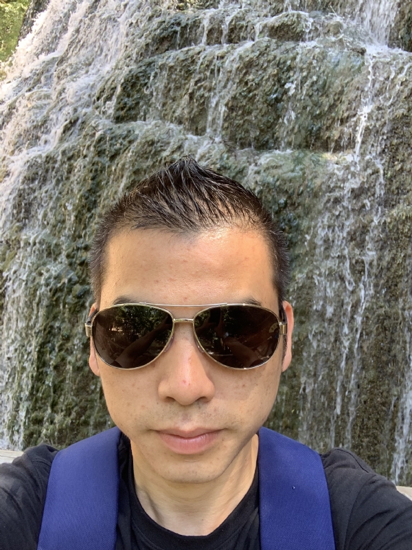 高兴的第二张照片--东山婚介网