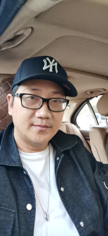 拥抱幸福的第一张照片--东山婚介网